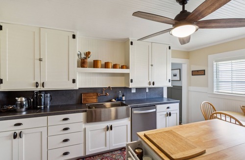 McCloud House | Charming Downtown McCloud Retreat by RedAwning