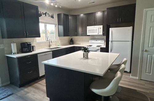 Redmond House | Charming duplex in NW Redmond, close to everything with peek-a-boo mountain view