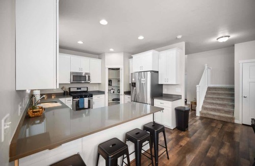 South Jordan House | Charming Family Stay w Arcade & Theatre! Centrally Located!