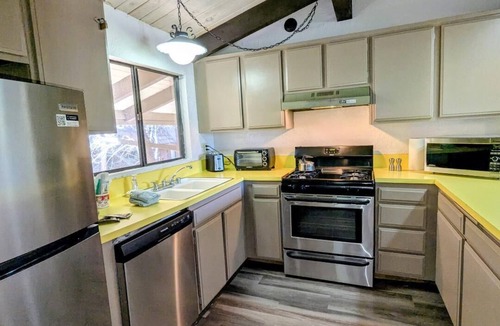 Big Bear Lake House | Charming Forest Retreat – Steps from Snow Summit Slopes