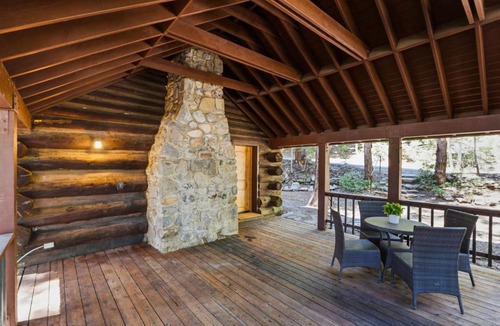 Fish Camp House | Charming Fully Renovated Log Cabin, 2 miles to Yosemite South Gate!