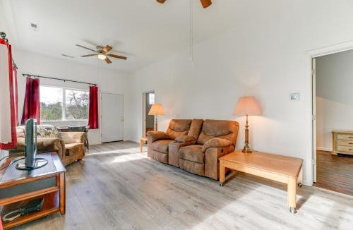 Grants Pass House | Charming Grants Pass Cottage w/Patio & Gas Grill!