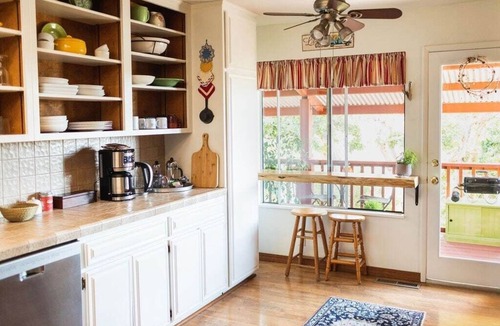 Baywood Park Apartment | Charming Guest Suite by the Bay
