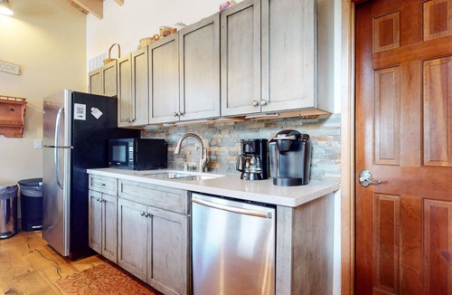Mammoth Lakes Condo | Charming Home, Dual Master Suites, Balcony, Quiet Forest Setting. Near Trails