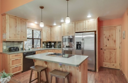 Sunriver House | Charming home with private hot tub & entertainment - near Ft. Rock Park