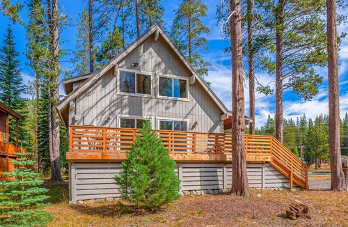 Pla-Vada Woodlands House | Charming home with game room, deck, full kitchen, & washer/dryer