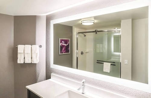 Woodlands Village Hotel | Charming Hotel Room w/Hot Tub Access & Free Daily Breakfast