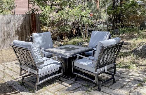 Kings Beach Ski Chalet | Charming hotel with lakeview golf skiing WiFi & Netflix
