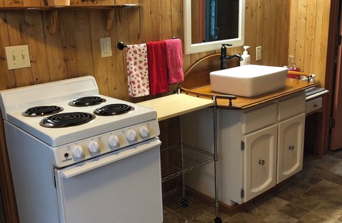 Jacksonville Cottage | Charming Jacksonville Studio with AC Easy Walk to Town & Britt Festival