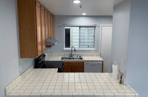 Colma House | Charming Living Space with 1 bathroom and WiFi, AC in peaceful Daly City