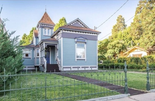Bishop House | Charming Luxurious Downtown Victorian Home 2 bedrooms Living areas 2500 sq ft.