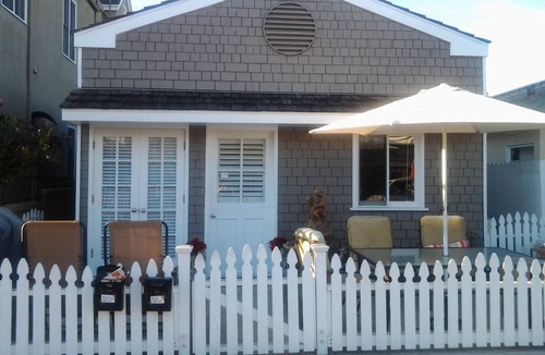 West Newport Cottage | CHARMING NEWPORT BEACH COTTAGE IN THE BACK WITH A BALACONY