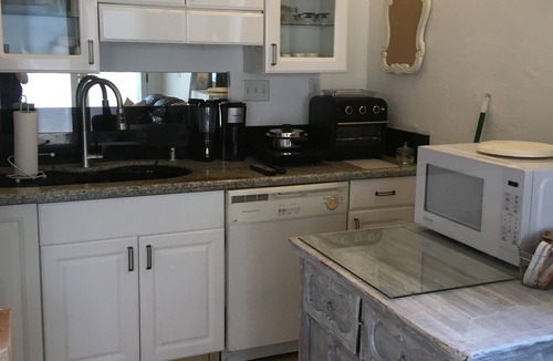 Allied Gardens Apartment | Charming Pad, close to all that matters!