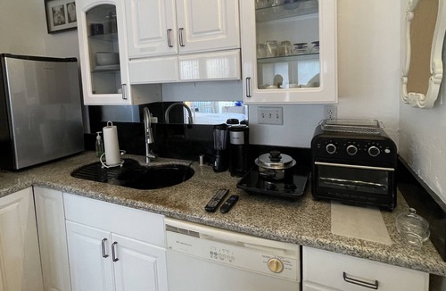 Allied Gardens Apartment | Charming Pad, close to all that matters!