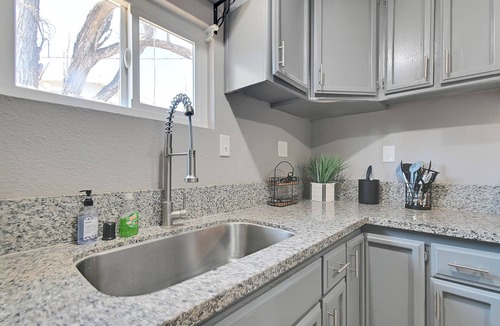 Olivehurst House | Charming pet-friendly 2-bedroom house with WiFi, AC in beautiful Olivehurst