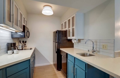 Sunnyvale Hotel | Charming Queen Stay! 4 Pet-Friendly Rooms w/BBQ Area & Fresh Breakfast!