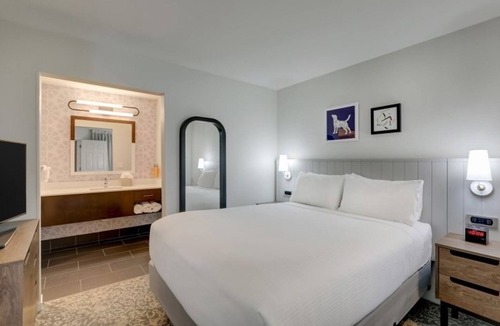 Sunnyvale Hotel | Charming Queen Stay! 4 Pet-Friendly Rooms w/BBQ Area & Fresh Breakfast!