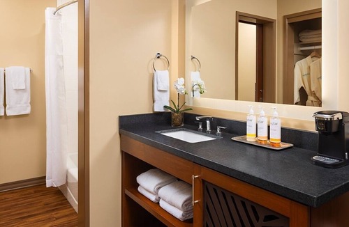 Crown Point Hotel | Charming Room Perfect for Solo Travelers – Near Palm Trees and Beach Vibes