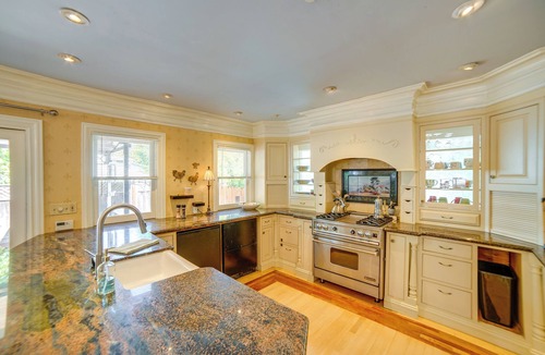 Cloverdale House | Charming Sonoma Wine Country Home Base w/Extras