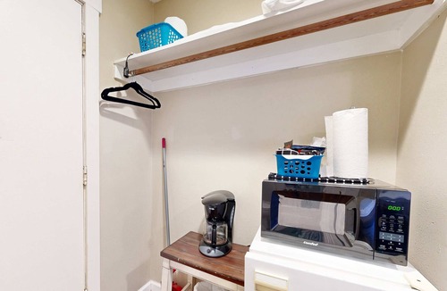 Lincoln City House | Charming Studio Condo with Nearby Beach Access Dogs OK