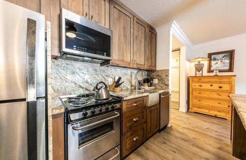 Truckee House | Charming Studio Deluxe w/Full Kitchen #115 at Donner Lake Village