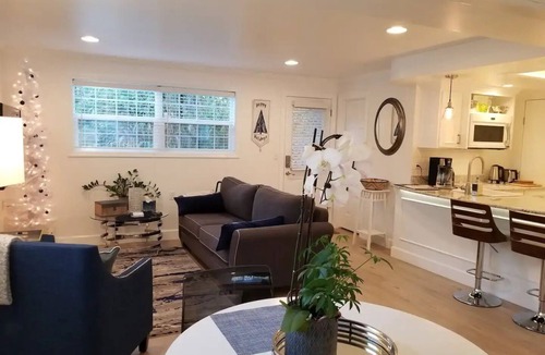 Robinwood Cottage | Charming Suite in West Linn - AC, Free Parking Washer&Dryer, Workspace!