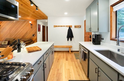 Sunnyside House | Charming Sunnyside Cabin with Sauna - Walk to Lake