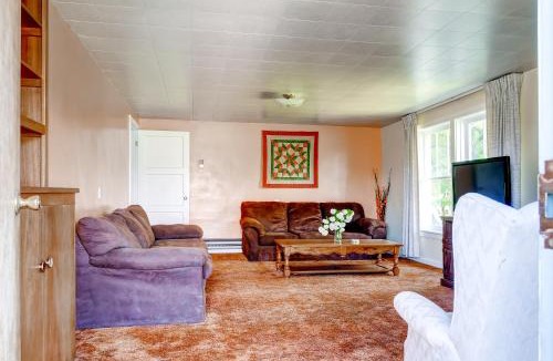 Tropic House | Charming Tropic Home by a Farm: Near Bryce Canyon!