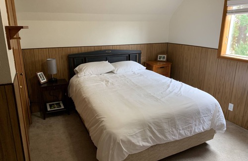 West Stayton House | Charming turn of the century Farmhouse near Silver Falls State Park and wineries
