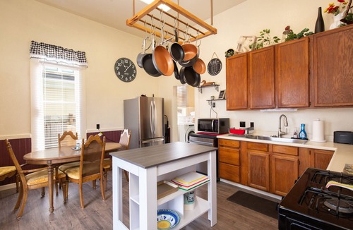 Downtown House | Charming Victorian home. Cal-King & 2 Queens .walk to Old Town and the bay.