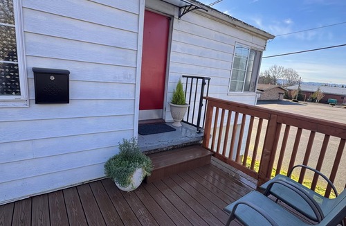 Hough House | Charming Vintage 1BR Near I-5 & Downtown Vancouver