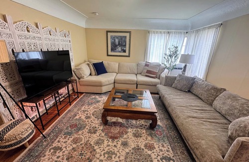 Hough House | Charming Vintage 1BR Near I-5 & Downtown Vancouver