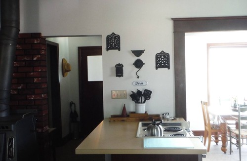Baker City House | Charming Vintage Farmhouse With Spectacular Views - sleeps up to 8