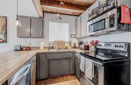 Groveland Cottage | Charming Yosemite 3BR Cottage with Hot Tub & Stargazing
