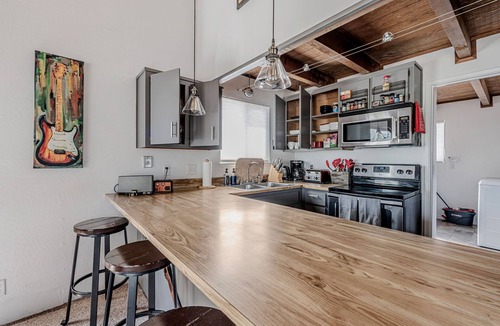 Groveland Cottage | Charming Yosemite 3BR Cottage with Hot Tub & Stargazing