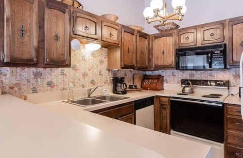 Mammoth Lakes House | Chateau Blanc #13, 3 Bedroom 2 Bath Townhome, Sleeps 8, Close to Free Shuttle!