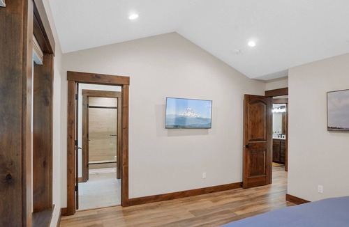 Detroit House | Cheerful 3 bedroom lake home w/ Hot tub
