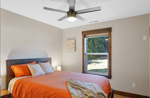 Detroit House | Cheerful 3 bedroom lake home w/ Hot tub