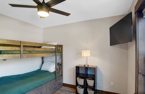 Detroit House | Cheerful 3 bedroom lake home w/ Hot tub