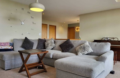 Western Villa | Cheerful 3 bedroom villa in South West hills