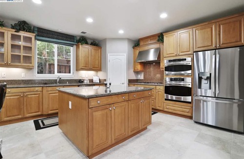 Tracy House | Cheerful Executive 4-bedroom residential home