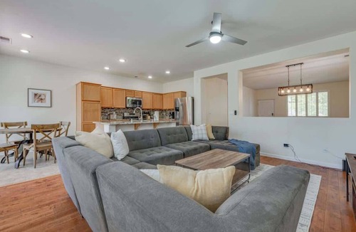 Sparks House | ☀Cheerful Family Getaway ~ Large & Sunny Backyard☀