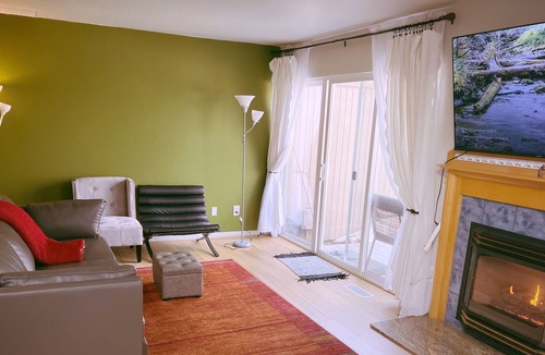 Beaverton House | Cheerful Lake Townhouse