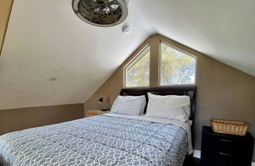Fair Play Cabin | Cheerful one bedroom loft cabin close to wineries