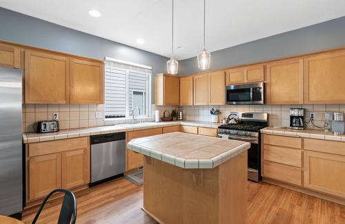 Mill Plain House | Cheerful Pet friendly Hot tub home located in Springer Estates.