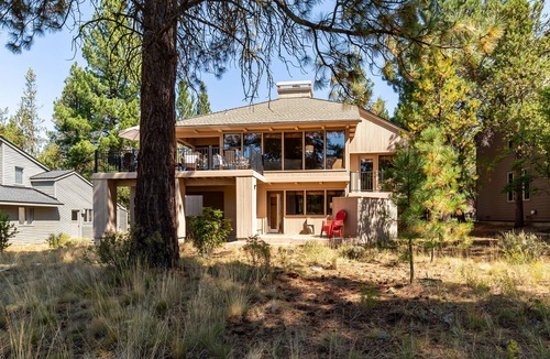 Sunriver House | CHER06 - Great for Groups, A/C, Hot Tub