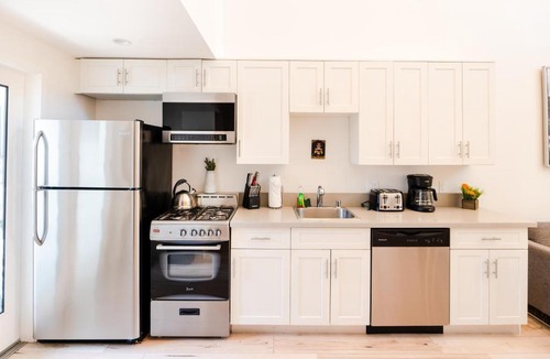 Wilshire Apartment | Chic 1-Bedroom Loft in Hollywood 10 Min From Downtown