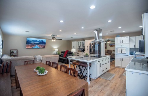 Yuma House | Chic 4-Bed Postmodern: Arizona Getaway for your family/group