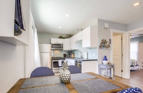 Mission Beach Apartment | Chic condo near all the fun & stores w/deck, gas grill, private washer/dryer