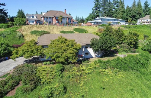 Old Evergreen Highway Apartment | Chic Designer Retreat Nestled in an Upscale, Tranquil Enclave